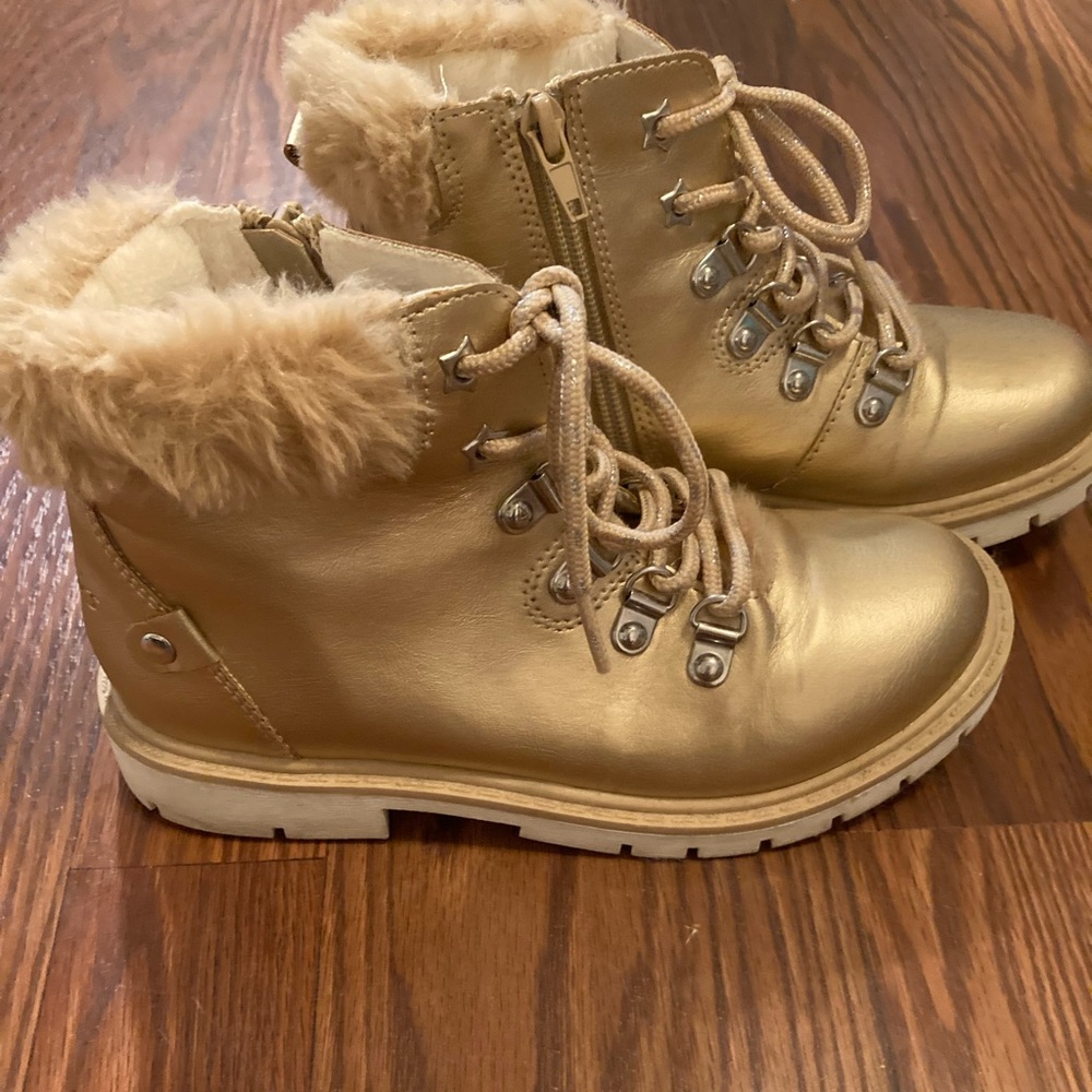 Kids gold combat boots by Dream Pairs. Size 1